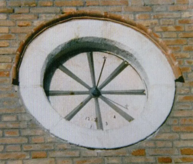 Meridiana e campanile medievale